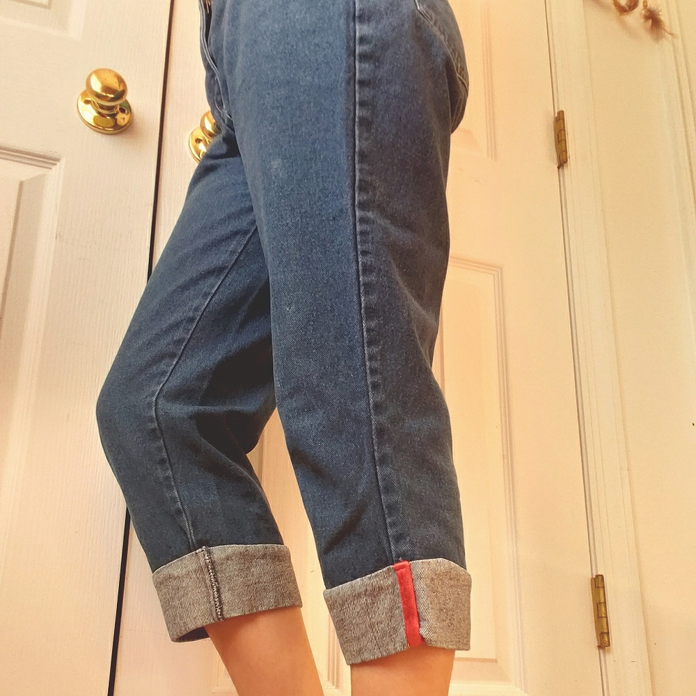Vintage mom jean Capri with a red detail on cuff